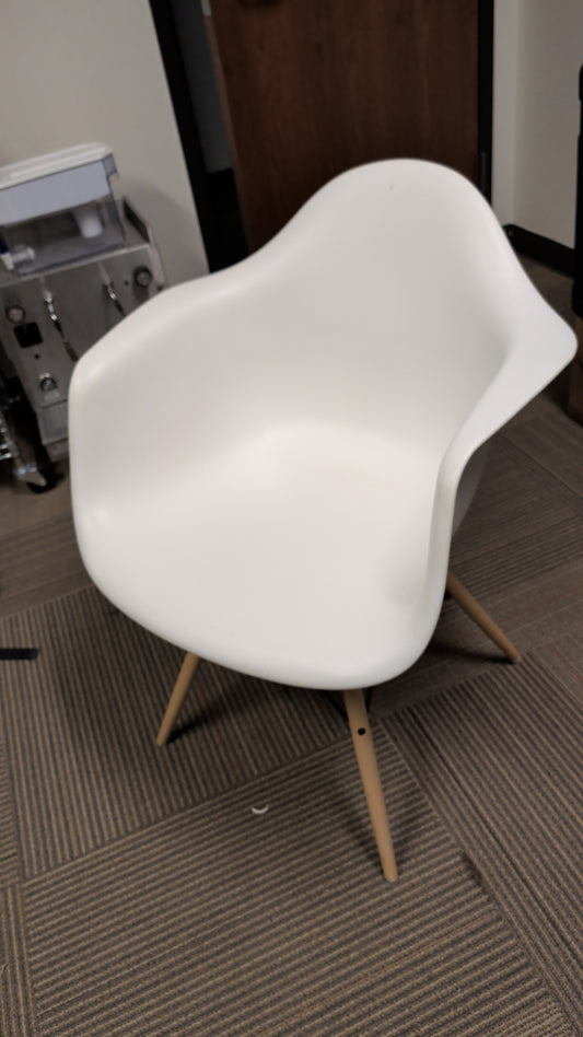 Authentic Herman Miller Eames Molded Plastic Maple Dowel Leg Side Chair (20/NA)
